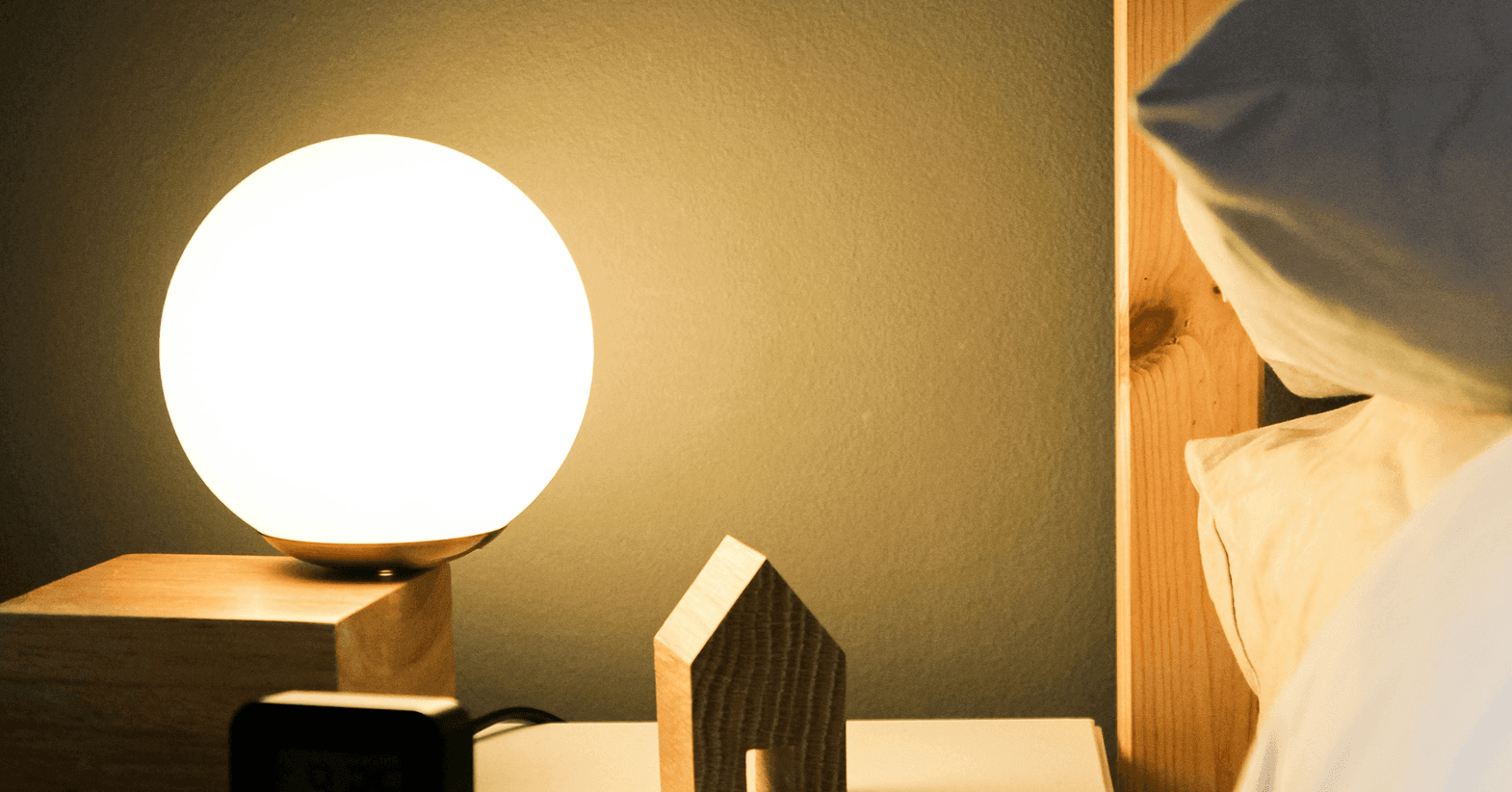 Dimmable bedside lamp