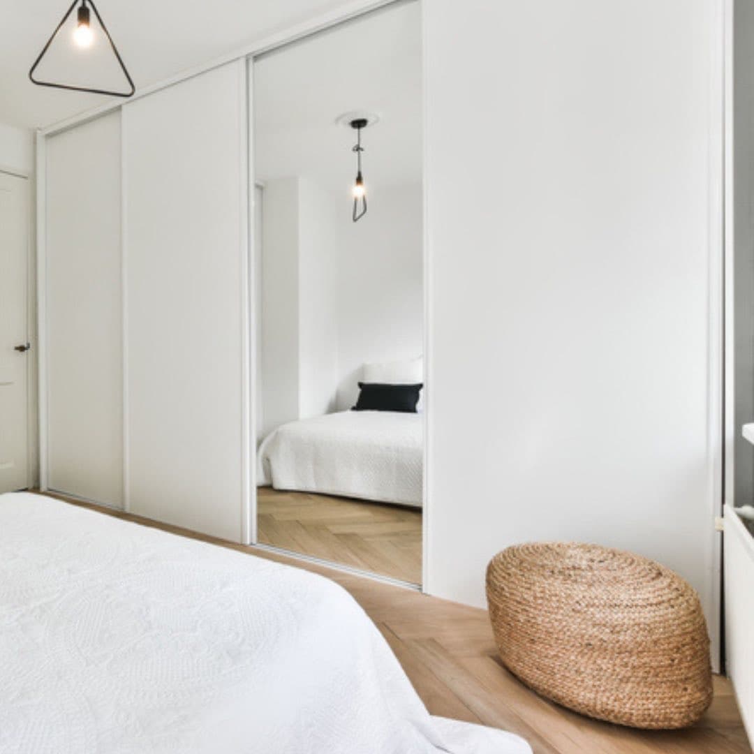 Wardrobe in bedroom with mirror panel